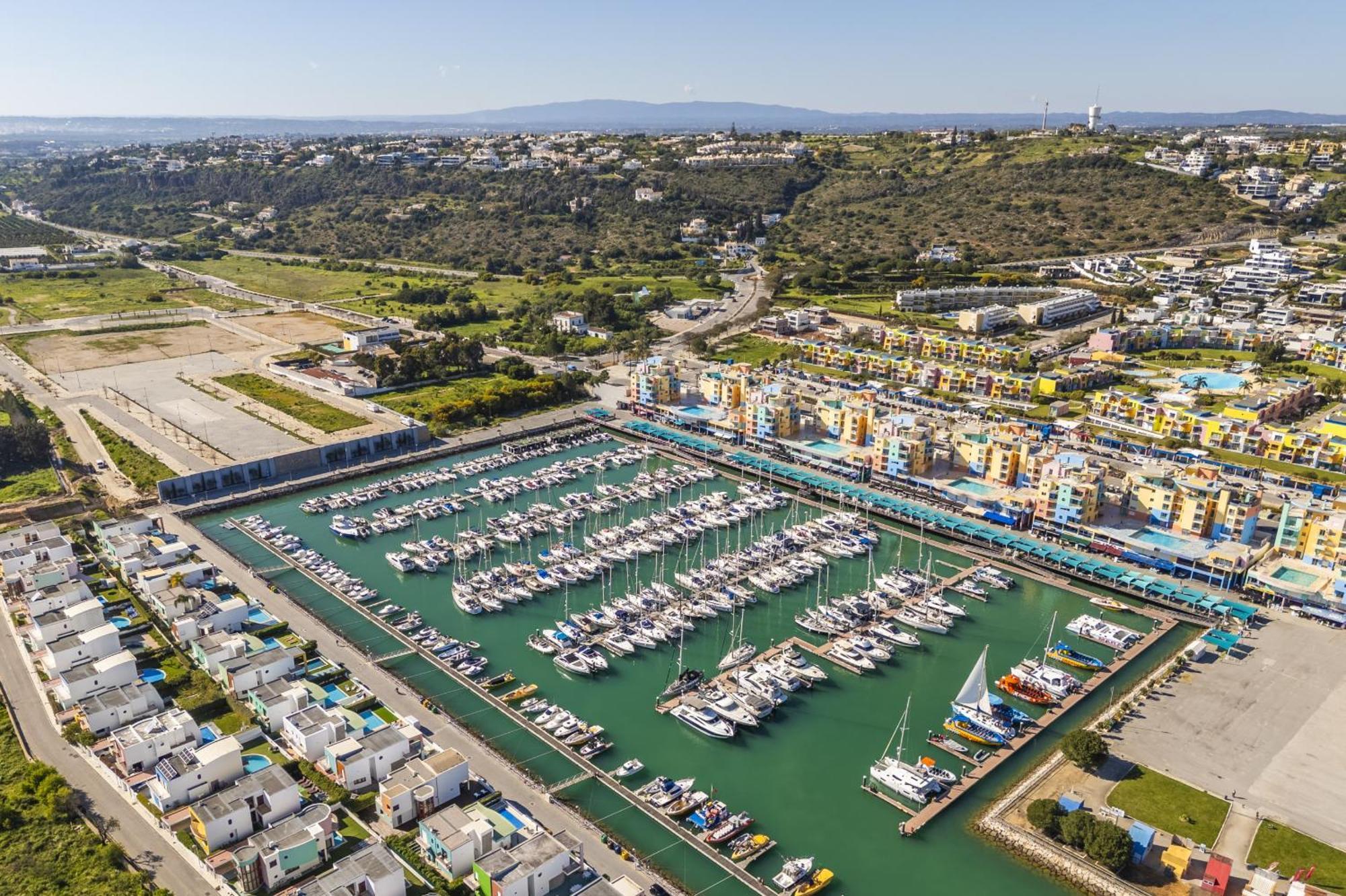 Marina Breeze Apartment With Pool - 900M From The Beach Albufeira Eksteriør billede