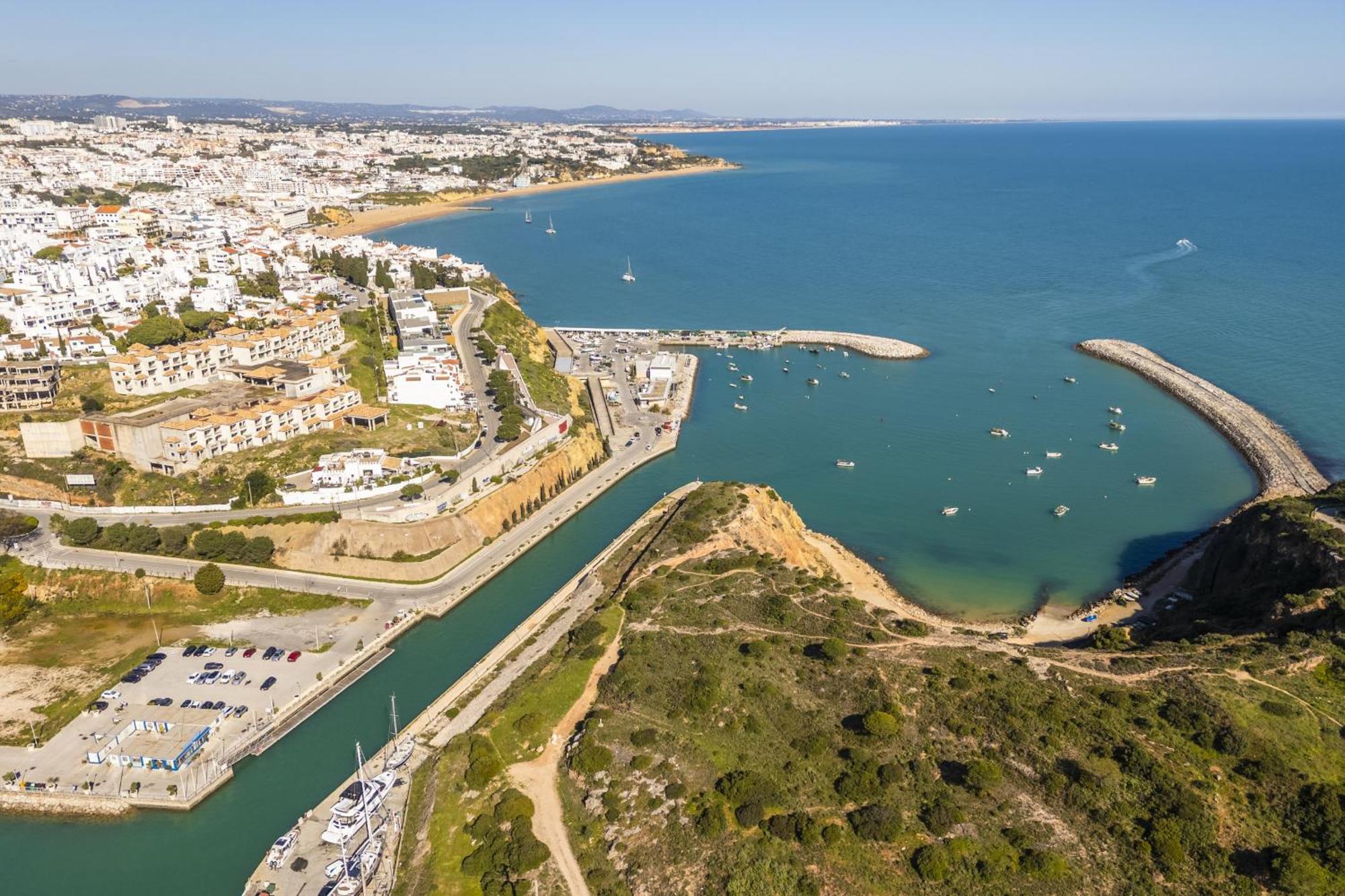 Marina Breeze Apartment With Pool - 900M From The Beach Albufeira Eksteriør billede