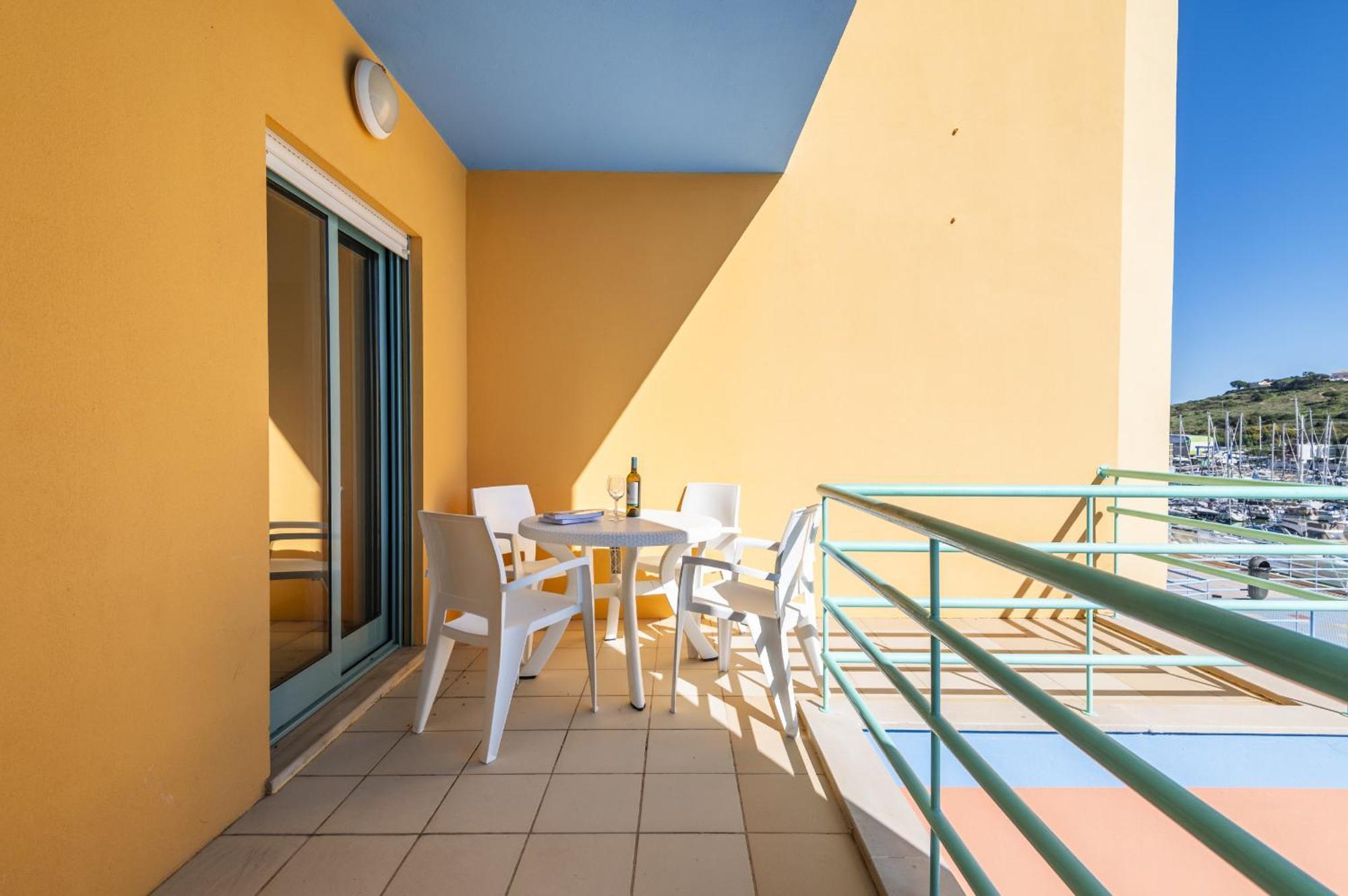 Marina Breeze Apartment With Pool - 900M From The Beach Albufeira Eksteriør billede