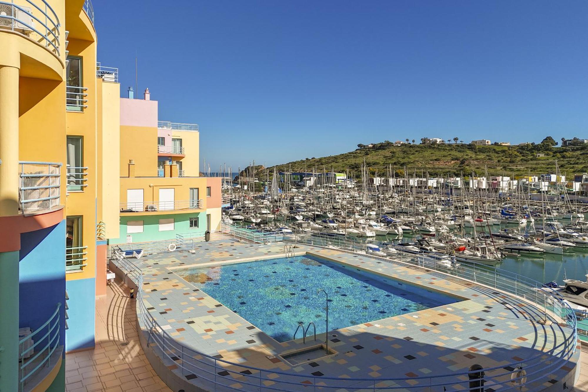Marina Breeze Apartment With Pool - 900M From The Beach Albufeira Eksteriør billede
